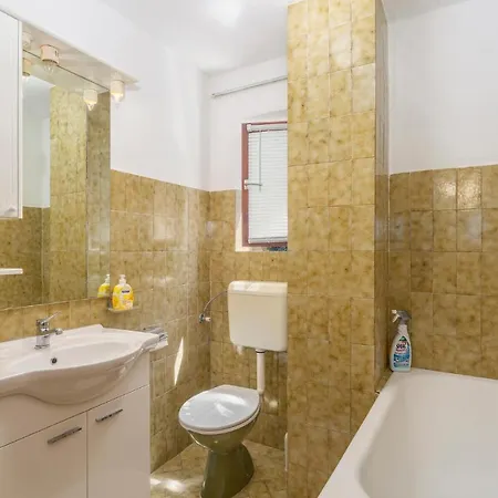 Beautiful Apartment In Omisalj With Wifi *
