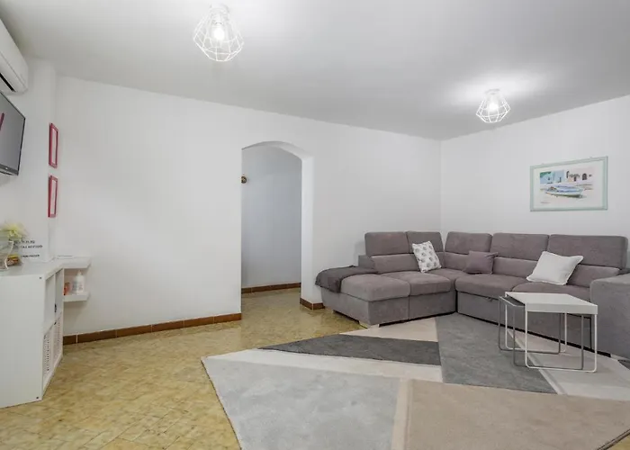 Apartament 2 Bedroom Lovely In Omišalj