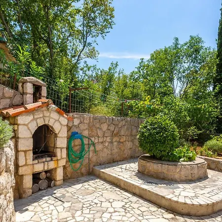 2 Bedroom Lovely In Omišalj