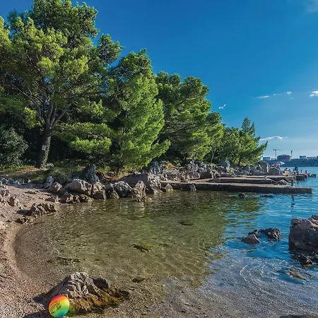 2 Bedroom Lovely In شقة Omišalj