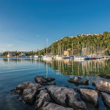 2 Bedroom Lovely In Omišalj