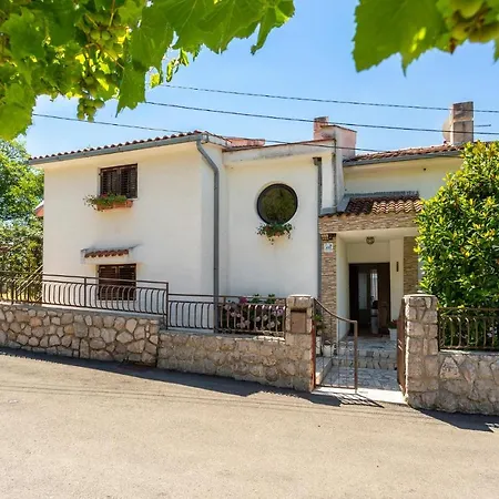 2 Bedroom Lovely In شقة Omišalj