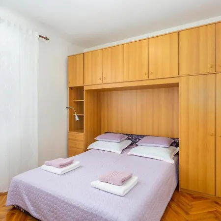2 Bedroom Lovely Apartment In Omisalj Apartment *
