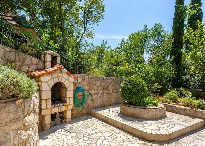 2 Bedroom Lovely In Omišalj