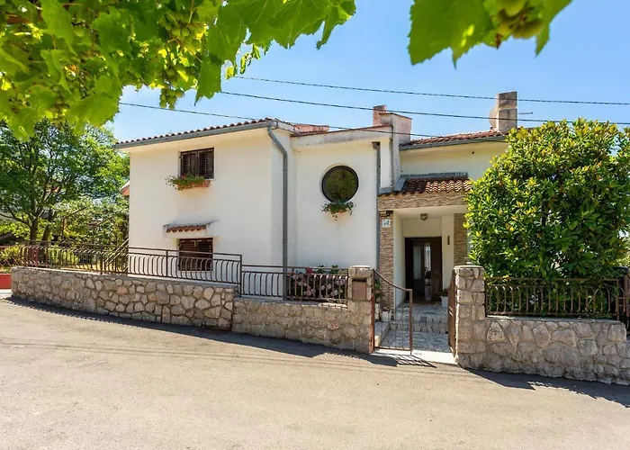 2 Bedroom Lovely In شقة Omišalj